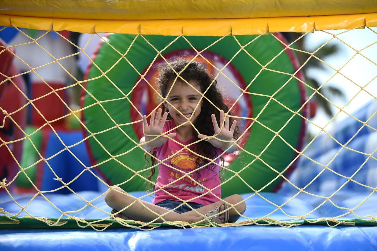 Sealine Beach, a Murwab Resort Mesaieed Exterior foto A child playing at the Children's Museum of Oak Ridge